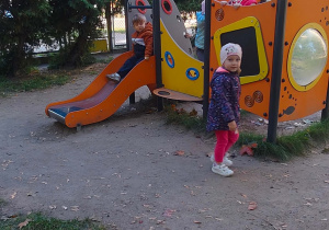 dzieci na zjeżdżalni