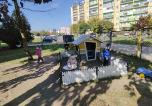 malinki bawią się na placu przedszkolnym