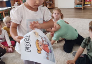 dziewczynka trzyma obrazek przedstawiający mglę