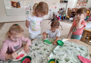 dziewczynki malują swoje parasolki
