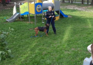 Pani policjant i pies policyjny