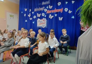 dzieci w strojach galowych występują dla publiczności