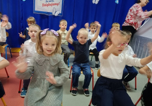 dzieci w strojach galowych występują dla publiczności