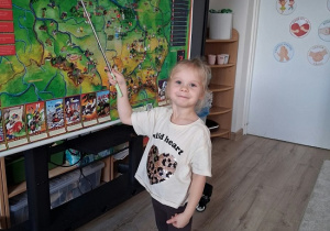 dziewczynka pokazuje wskaźnikiem na mapie