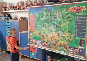 chłopiec pokazuje wskaźnikiem na mapie
