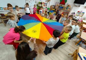 dzieci bawią się chustą animacyjną