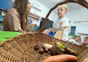 dziecko poznaje sensorycznie różne owoce i warzywa