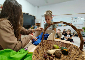 dziecko poznaje sensorycznie różne owoce i warzywa