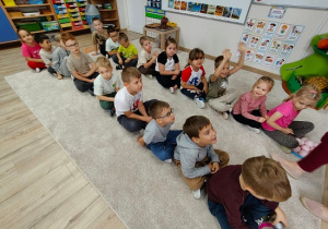 dzieci pracują w grupie podając sobie piłki