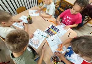 dzieci rysują