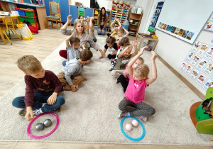 dzieci pracują w grupie podając sobie piłki