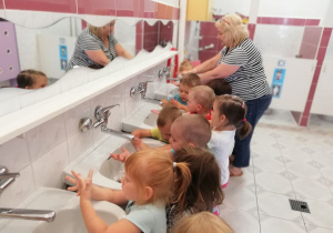 dzieci myją ręce w łazience