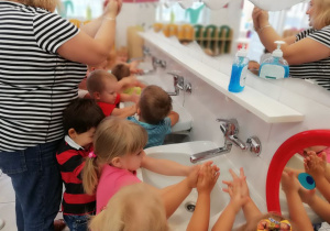 dzieci myją ręce w łazience
