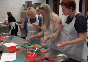 kobiety kroją marchewkę