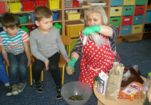 dzieci obserwują produkty sypane do miski