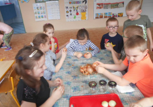 dzieci obierają cebulę do wykonania syropu