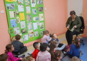 pracownik Biblioteki Miejskiej czyta dzieciom bajkę