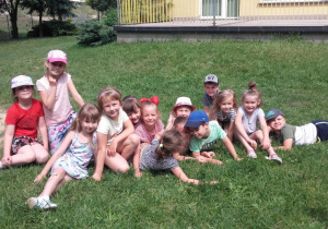 Dzieci na grupowym zdjęciu na trawie