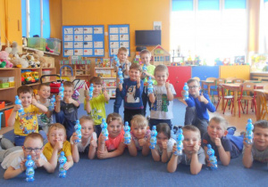 dzieci na zdjęciu grupowym z butelkami wody