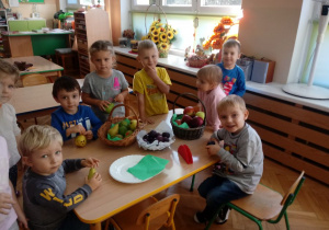 Dzieci z owocami.