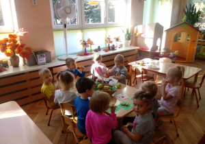 Dzieci przy stole.