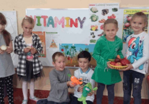 Dzieci z owocami pozują do zdjęcia