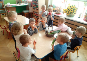 Dzieci poznają zapach warzyw.
