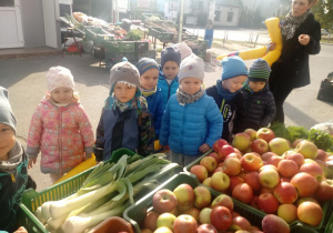 Dzieci rozpoznają owoce i warzywa.