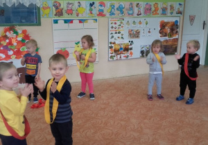 Dzieci klaszczą w dłonie w rytm muzyki