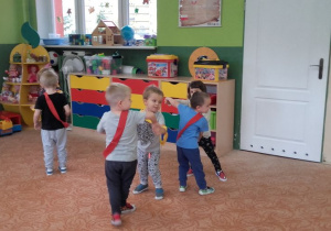 Dzieci tańczą podczas piosenki