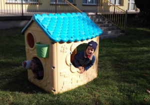 Hania i Kostek bawią się w małym domku