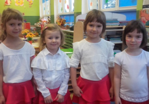 nasze przedszkolanki Oliwia, Zuzia, Maja i Marysia pozują do zdjęcia