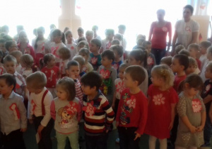 przedszkolaki odśpiewują hymn narodowy