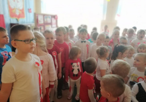 dzieci ustawiają się do hymnu