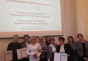 Zdjęcie grupowe przedstawicieli przedszkoli z otrzymanymi Certyfikatami
