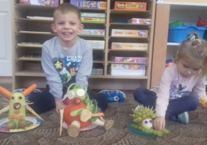 dzieci prezentują swoje owocowo- warzywne stworki