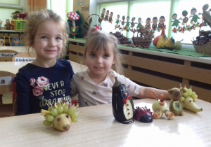dziewczynki prezentują swoje owocowo- warzywne stworki