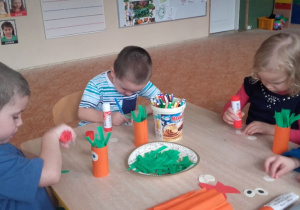 Emil, Bartek i Hania robia swoją marchewkę