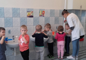 Mikołaj, Jaś, Mateusz, Dominik, Michasia i Adaś S. szczotkują zęby
