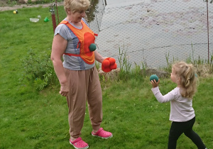 Ania z babcią gra w piłeczki