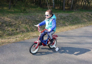 Bartek na majówce w lesie
