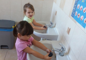 Dziewczynki myją śliwki