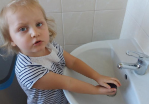 Łucja myje śliwkę