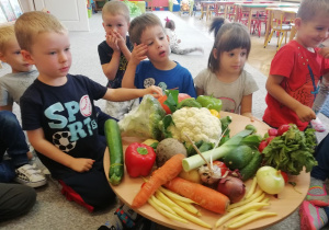 dzieci poznają warzywa