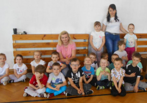 Dzieci z grupy Gwiazdki na zdjęciu grupowym