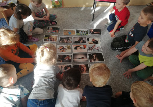 dzieci oglądają zdjęcia ukazujące różne emocje i próbują je nazywać