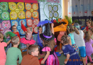 Dzieci z grupy Tygryski podczas tańca z kolorowymi chustami