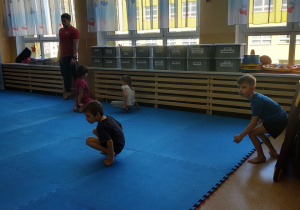 dzieci ćwiczą na materacach