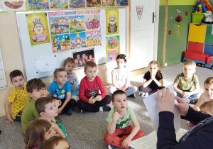 dzieci słuchają nauczycielki