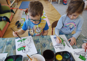 Tymek i Zuzia malują farbami smoka